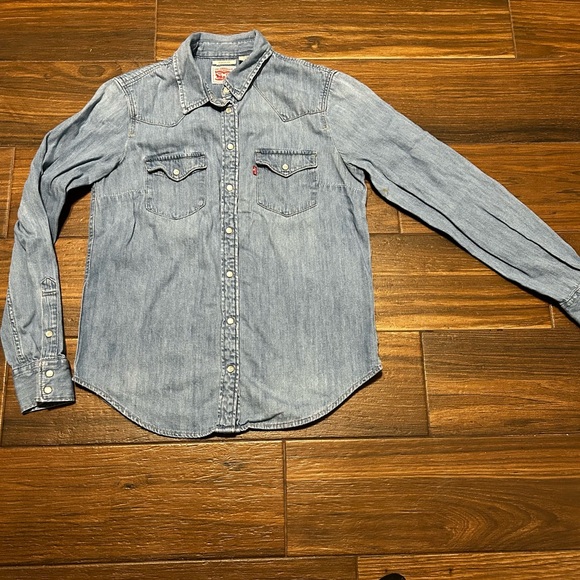 Levi’s Classic Fit Women’s Small Shirt Pearl Snap Button Down Closure - Picture 1 of 11